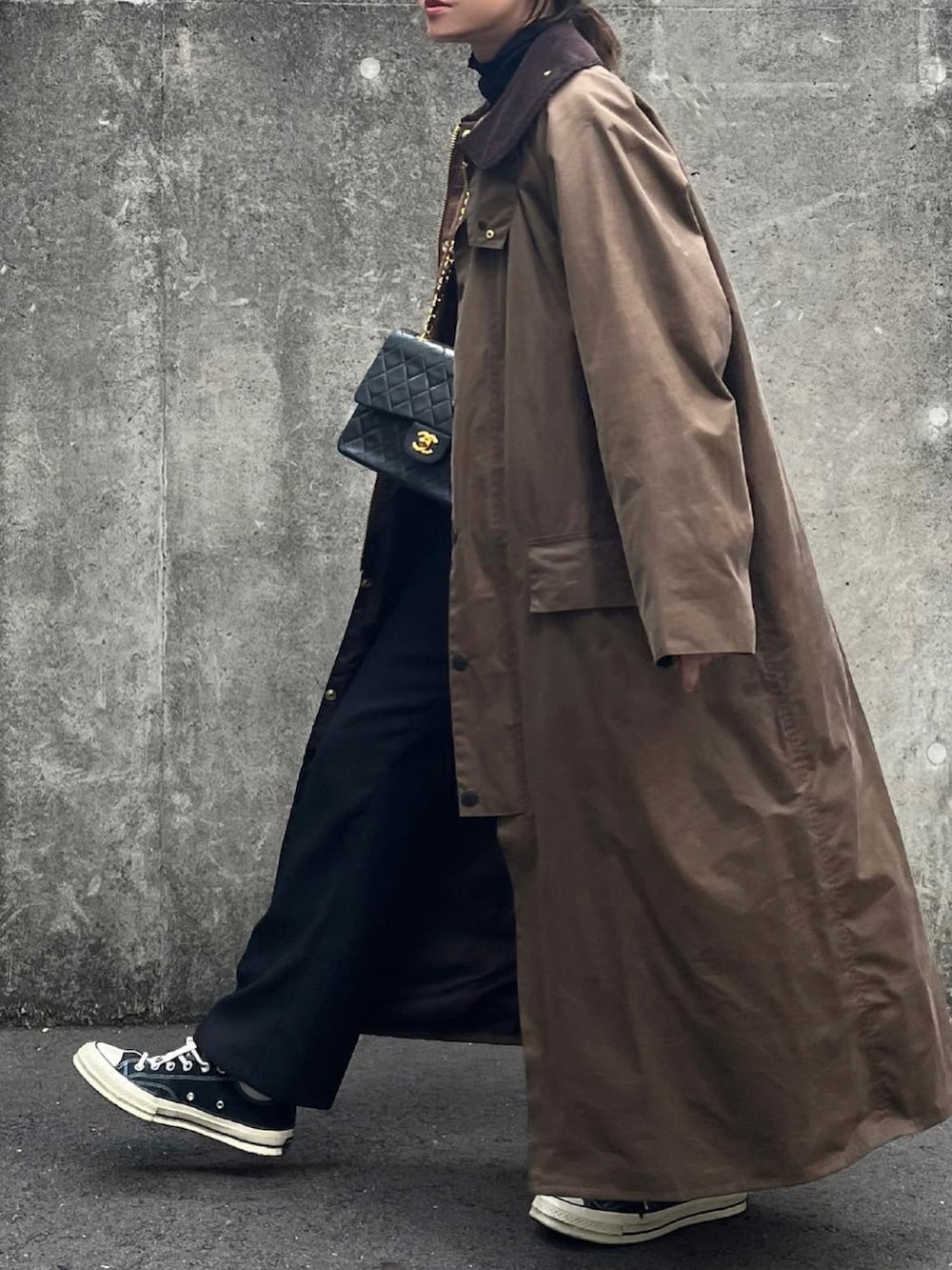 ブラウン系のその他アウター、シルバー系のピアス（両耳用）を着用したレディースの冬コーディネートの2枚目の写真