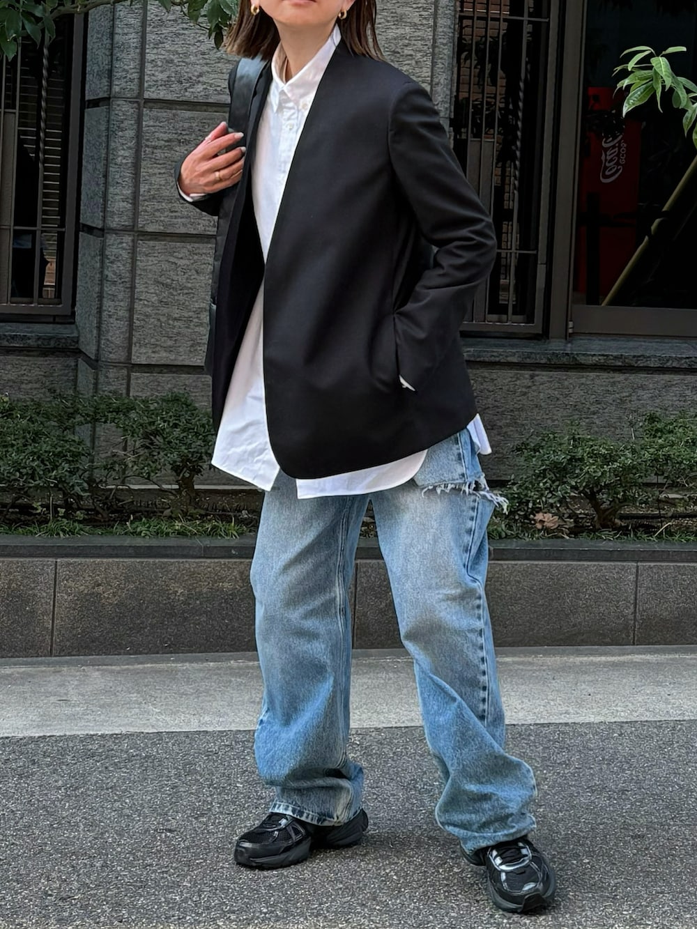 ホワイト系のシャツ/ブラウス、ブラック系のノーカラージャケット、ブラック系のスニーカーを着用したレディースの春コーディネートの2枚目の写真