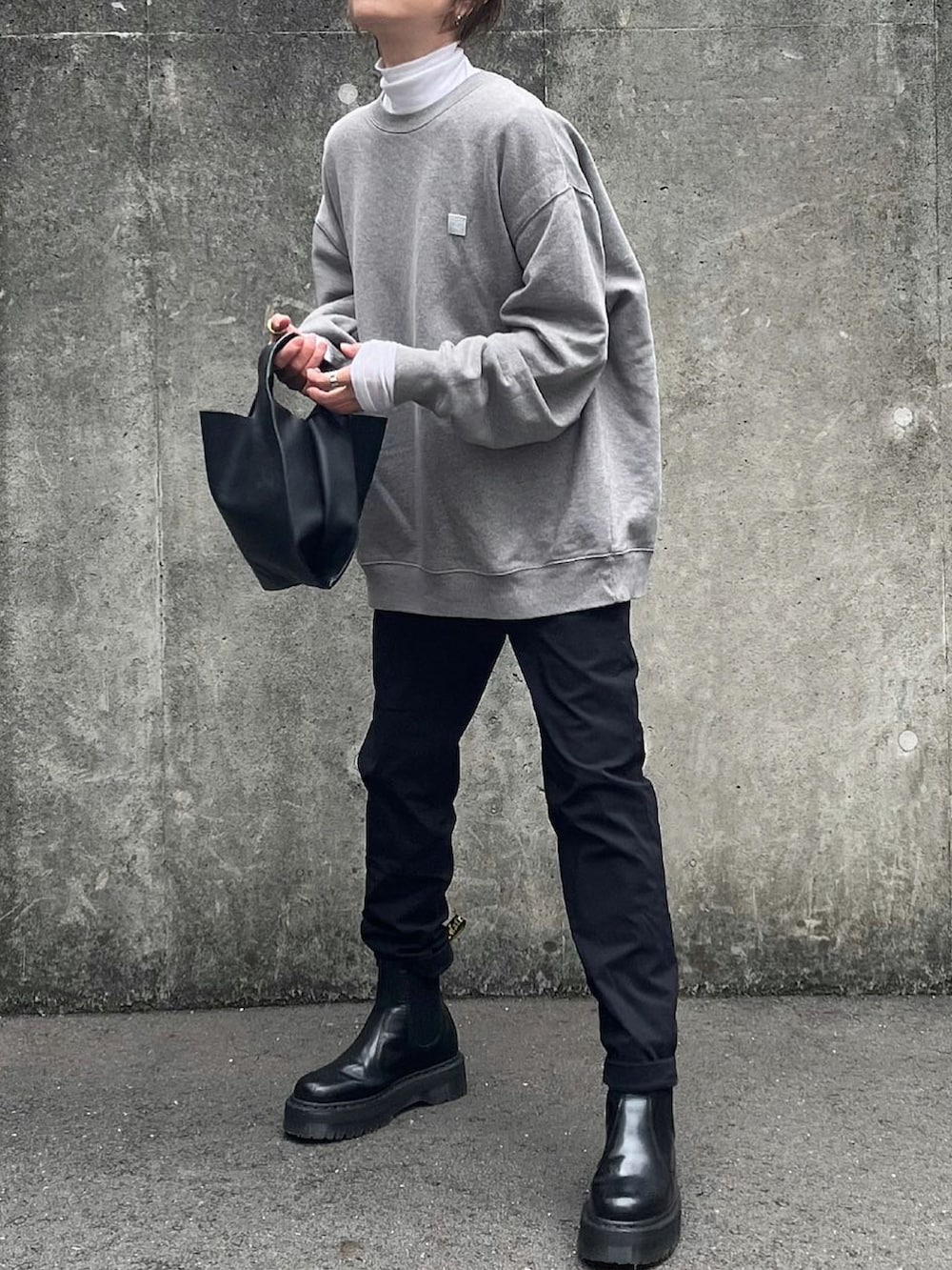 グレー系のスウェット、ホワイト系のTシャツ/カットソーを着用したレディースの冬コーディネートの2枚目の写真