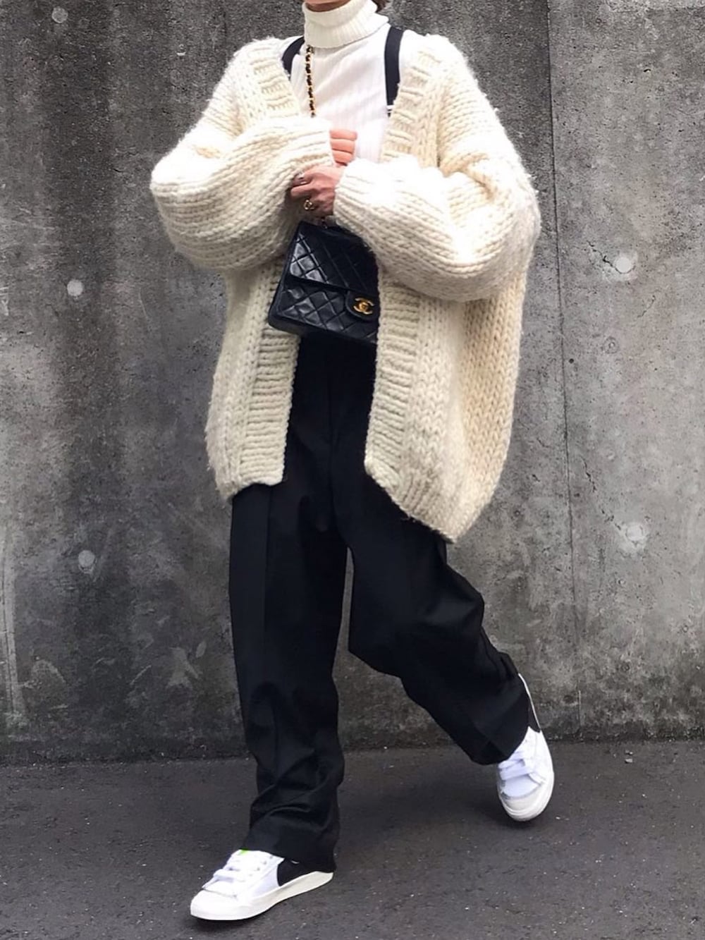 ブラック系のその他パンツ、ホワイト系のスニーカーを着用したレディースの冬コーディネートの3枚目の写真