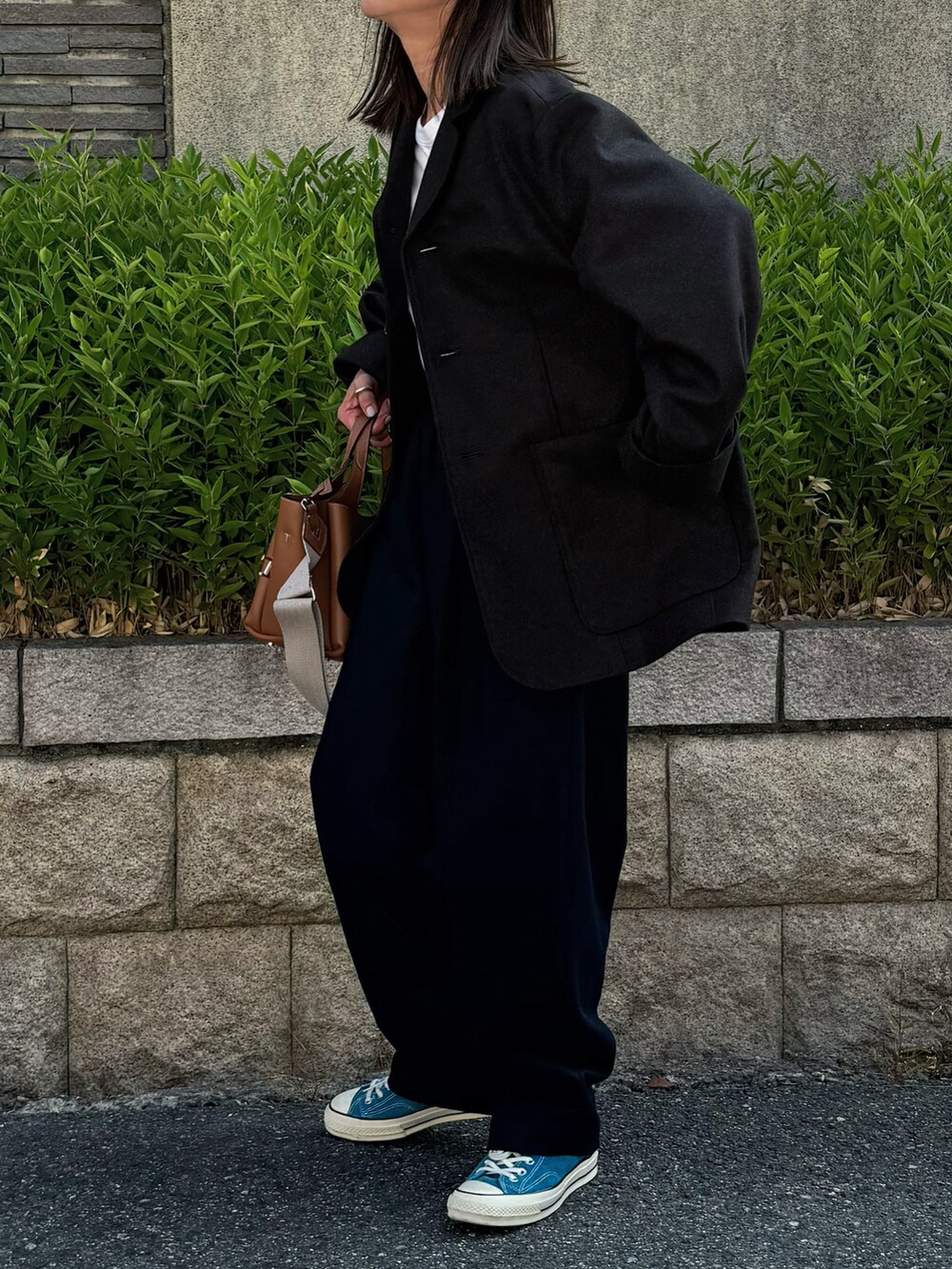 ブルー系のテーラードジャケット、ブルー系のスラックス、シルバー系のリングを着用したレディースの秋コーディネートの2枚目の写真