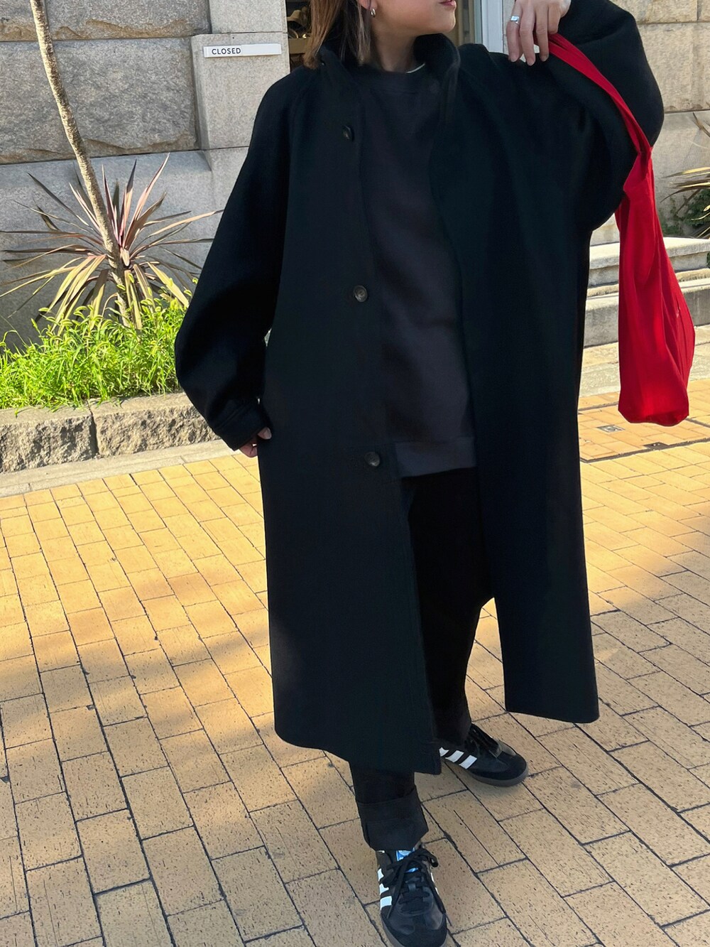 ブラック系のジャケット/アウター、グリーン系のスウェット、ブラック系のパンツを着用したレディースの秋コーディネートの2枚目の写真