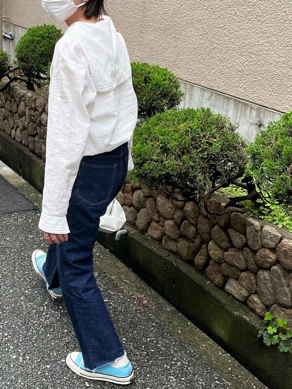 ホワイト系のショルダーバッグを着用したレディースの春コーディネートの2枚目の写真