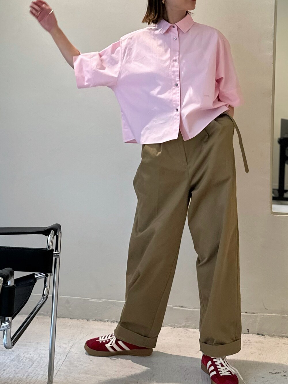 ピンク系のシャツ/ブラウス、レッド系のスニーカー、ゴールド系のピアス（両耳用）を着用したレディースの春コーディネートの5枚目の写真