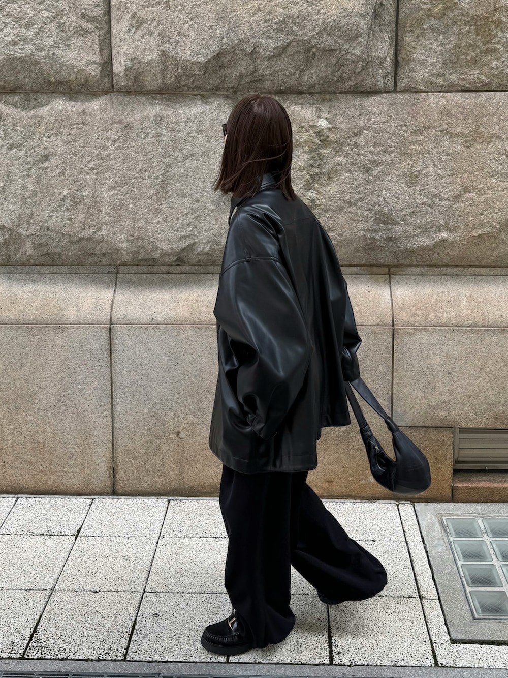 ブラック系のジャケット/アウター、ブラック系のパンツ、ブラック系のショルダーバッグを着用したレディースの夏コーディネートの3枚目の写真