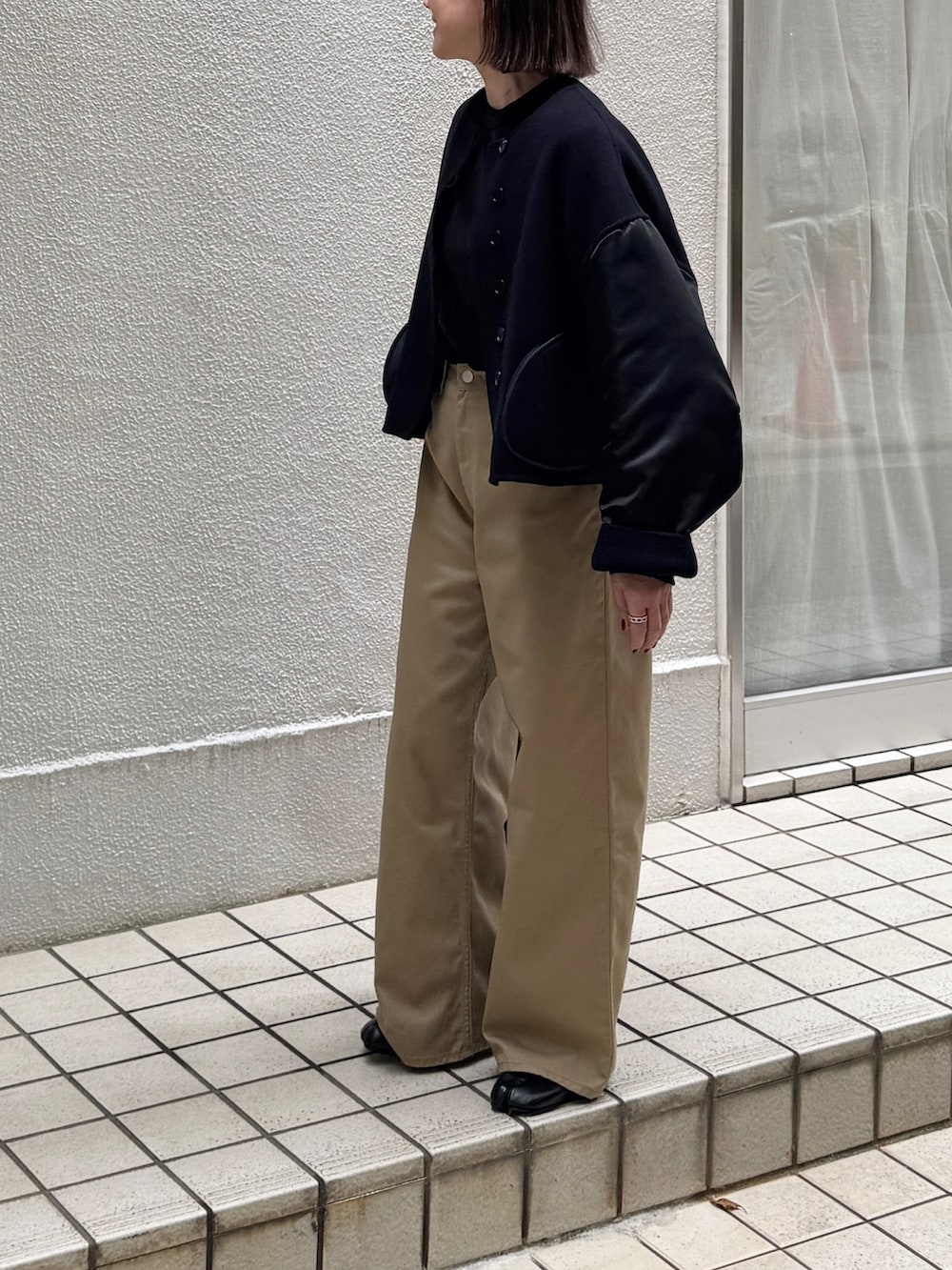 ブルー系のジャケット/アウター、ベージュ系のチノパンツ、ブラック系のバレエシューズを着用したレディースの秋コーディネートの2枚目の写真