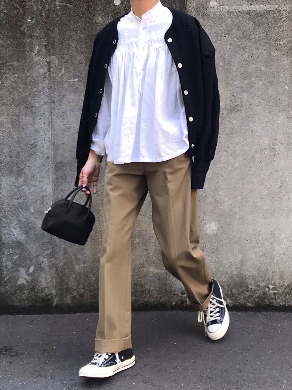 ブラック系のカーディガン/ボレロ、ベージュ系のチノパンツ、ホワイト系のシャツ/ブラウスを着用したレディースの春コーディネートの3枚目の写真