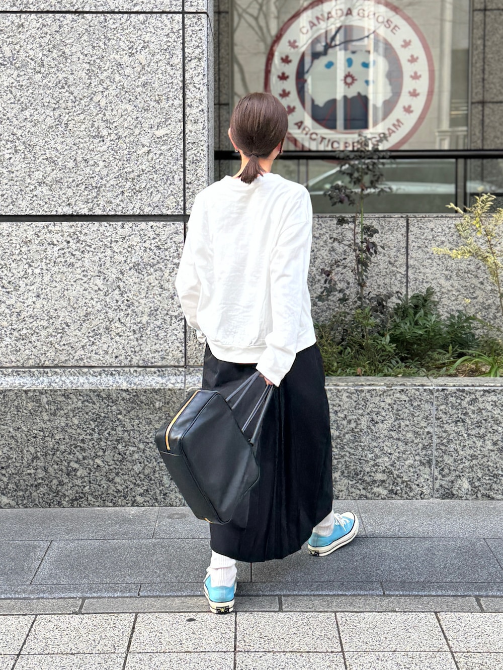 ブラック系のスカートを着用したレディースの冬コーディネートの2枚目の写真