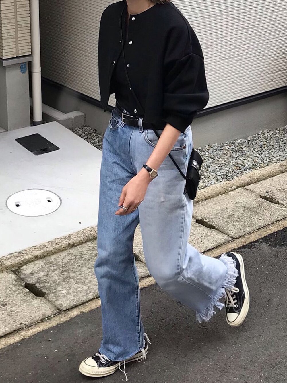 ブラック系のカーディガン/ボレロ、ブラック系のベルトを着用したレディースの春コーディネートの4枚目の写真