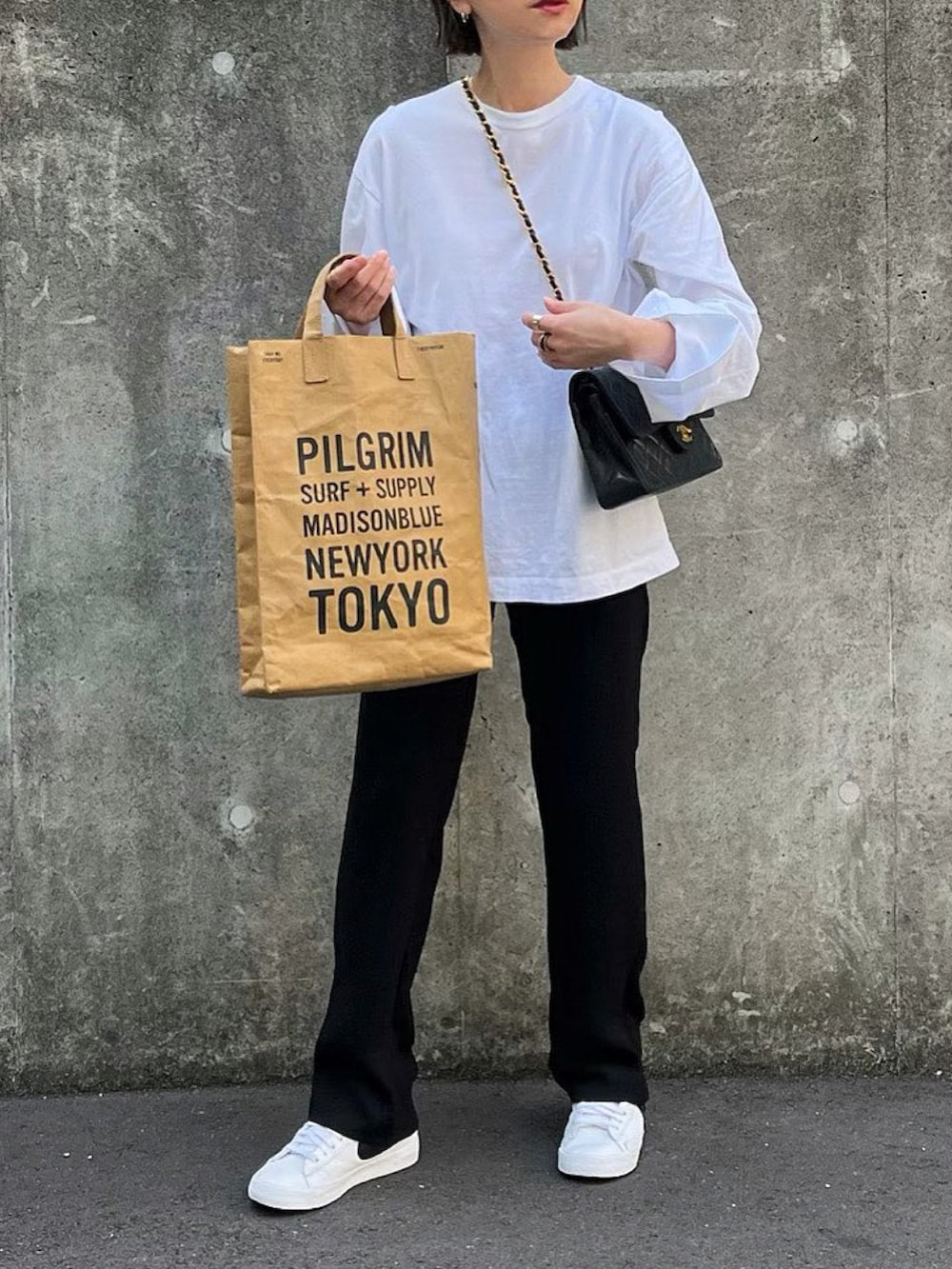 ブラック系のその他パンツを着用したレディースの春コーディネートの2枚目の写真