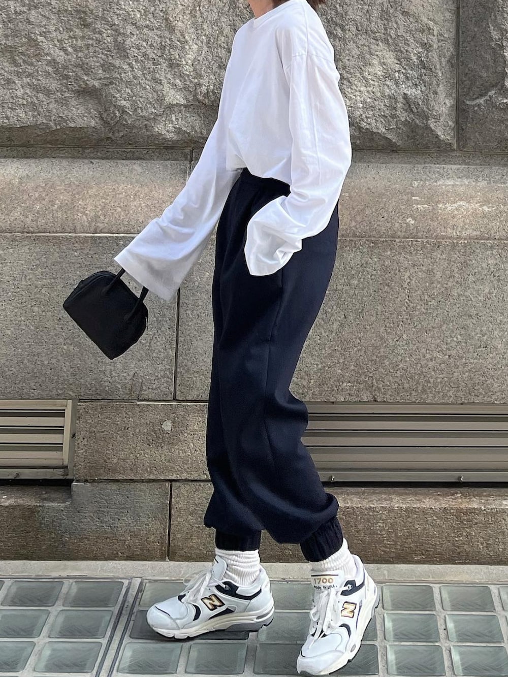 ブルー系のスラックス、ホワイト系のTシャツ/カットソー、ブラック系のドレスシューズを着用したレディースの秋コーディネートの3枚目の写真