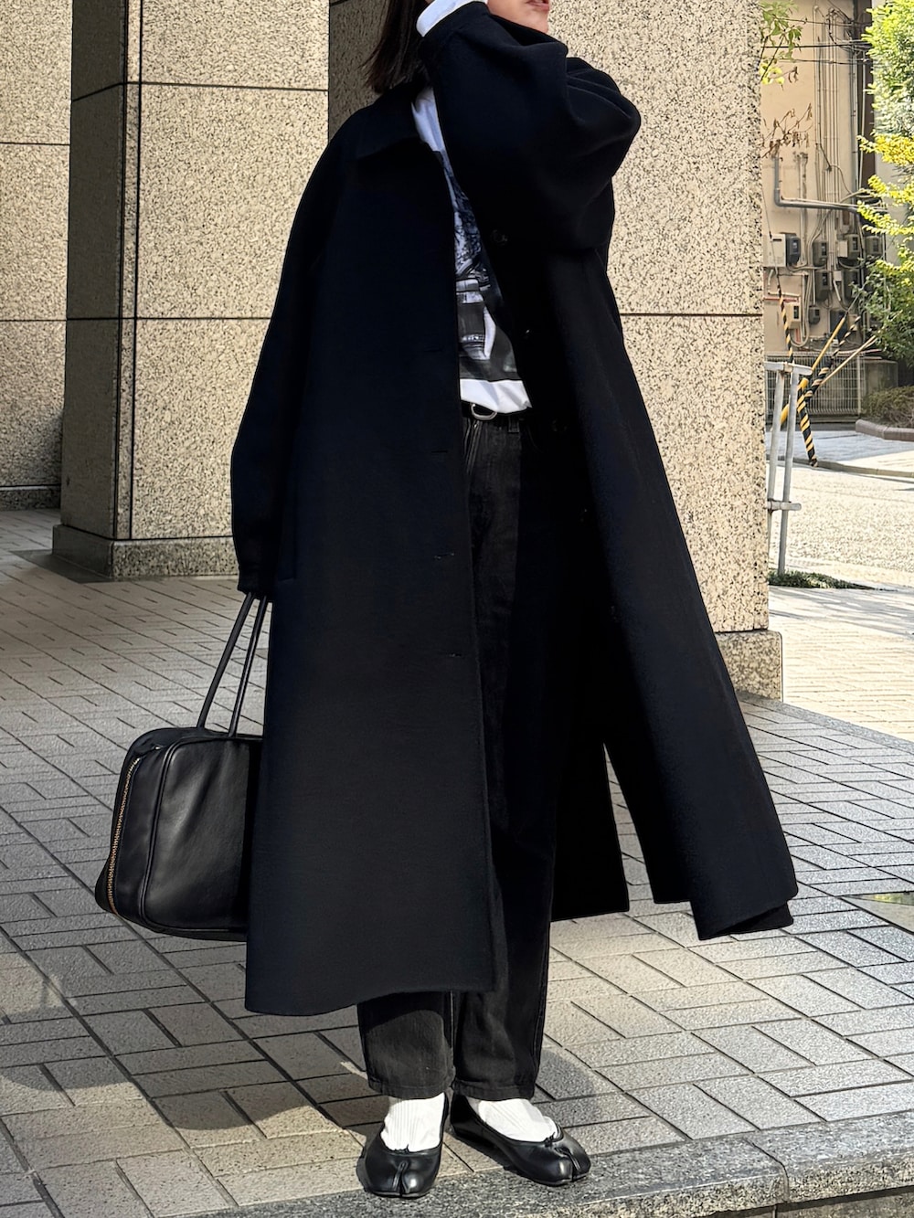 ブラック系のジャケット/アウター、ブラック系のバレエシューズを着用したレディースの秋コーディネートの3枚目の写真