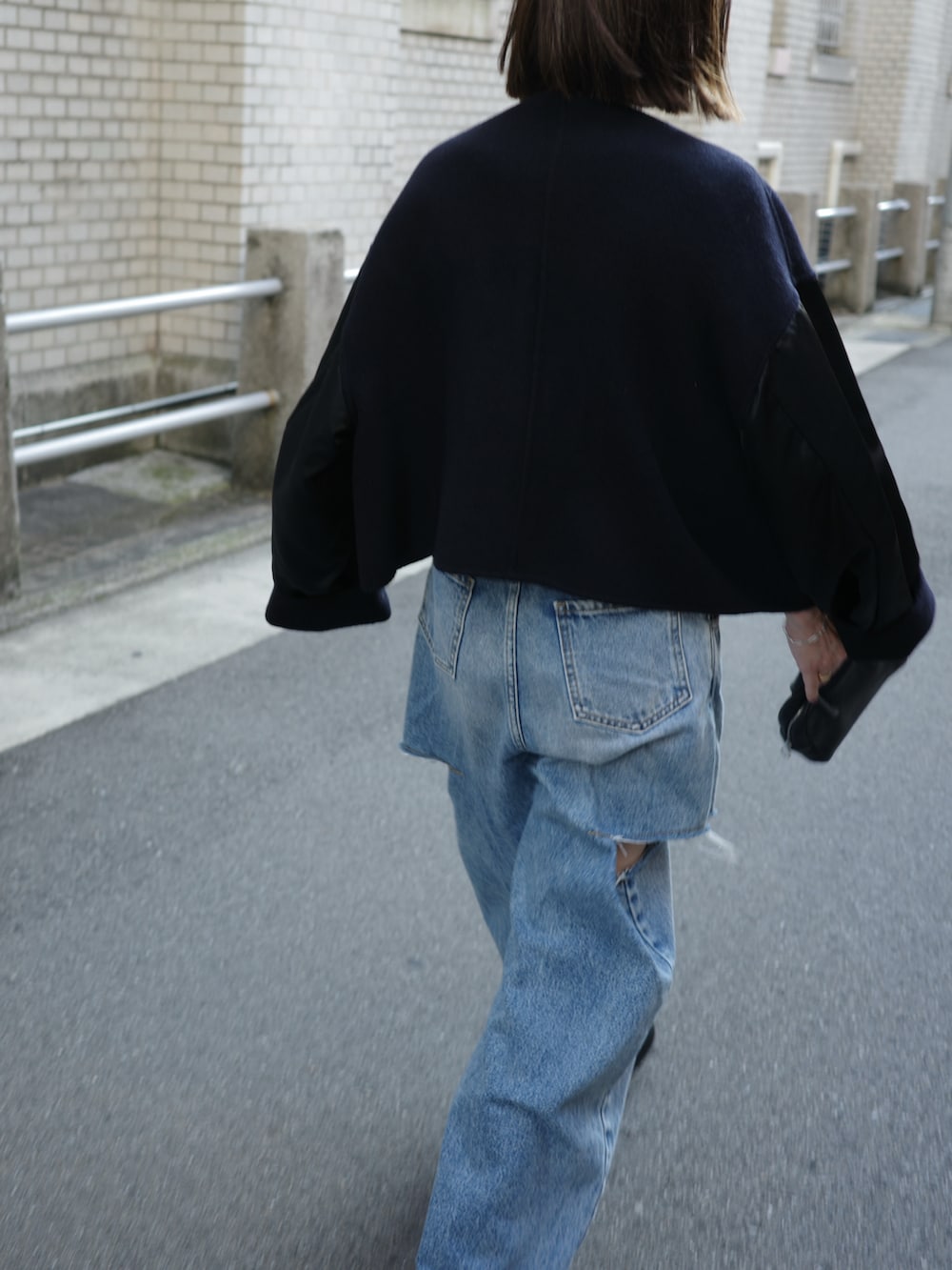 ブラック系のTシャツ/カットソー、ブルー系のジャケット/アウター、ブルー系のデニムパンツを着用したレディースの秋コーディネートの3枚目の写真