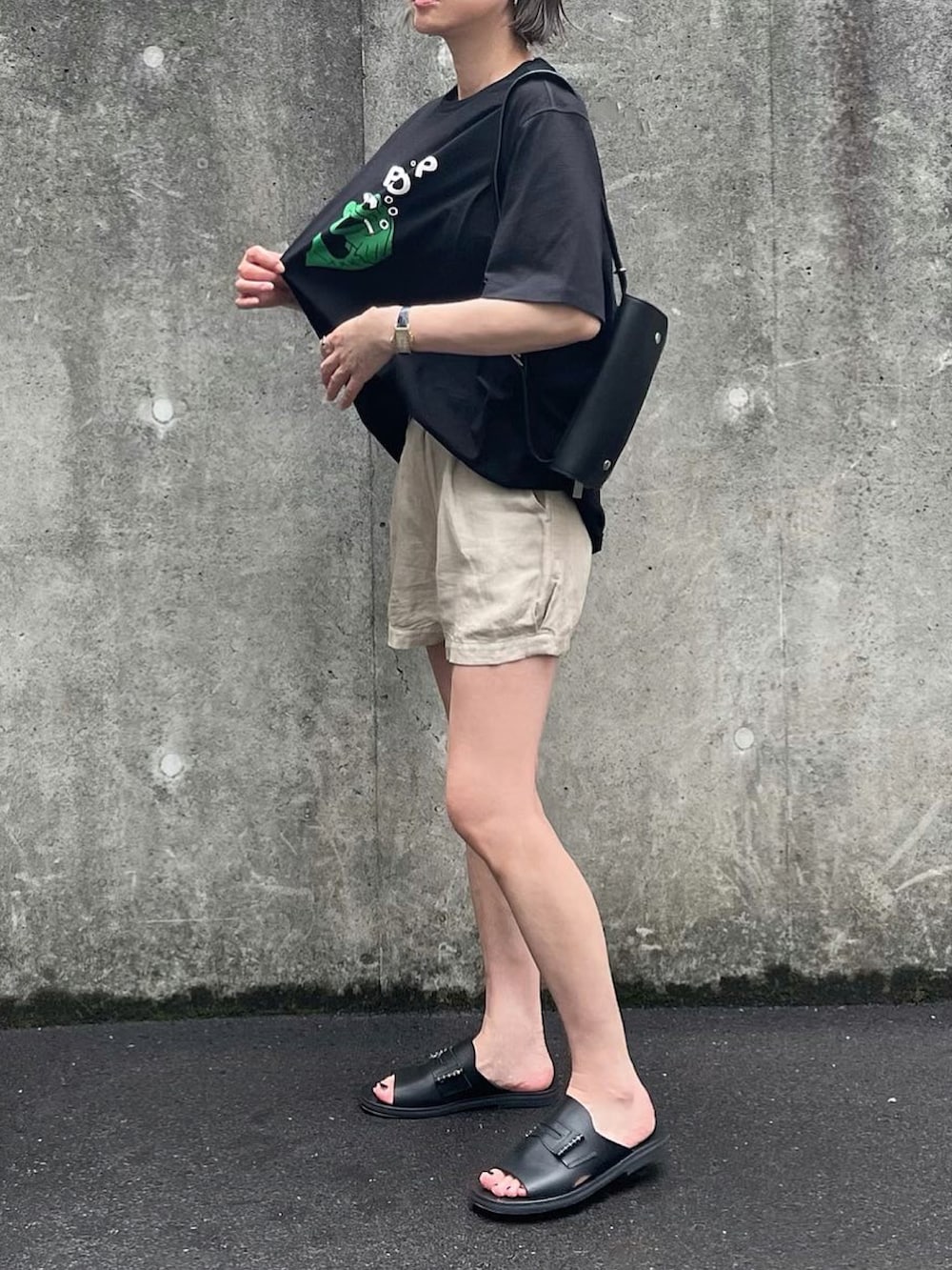 ブラック系のTシャツ/カットソー、ブラック系のサンダルを着用したレディースの夏コーディネートの2枚目の写真