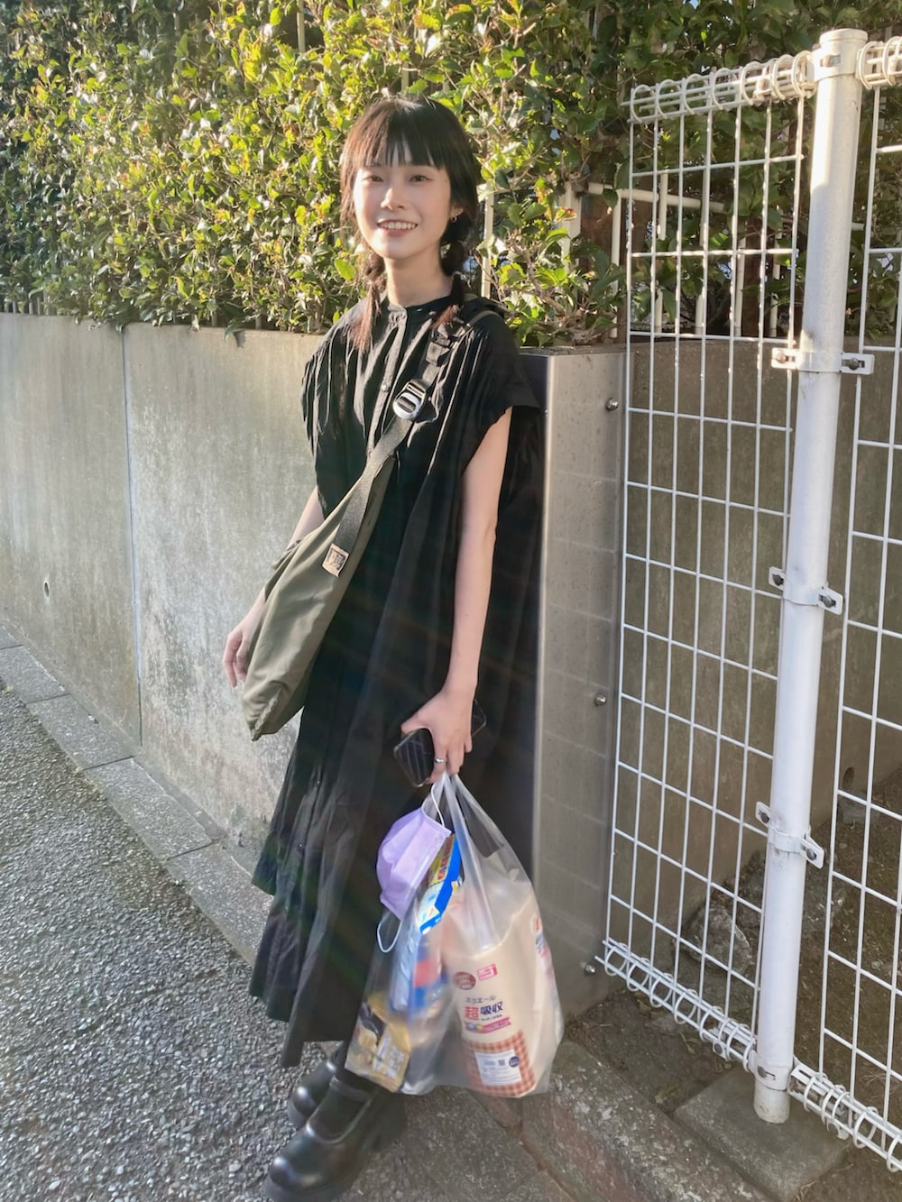 ブラック系のシューズ、ブラック系のワンピースを着用したレディースの夏コーディネートの2枚目の写真