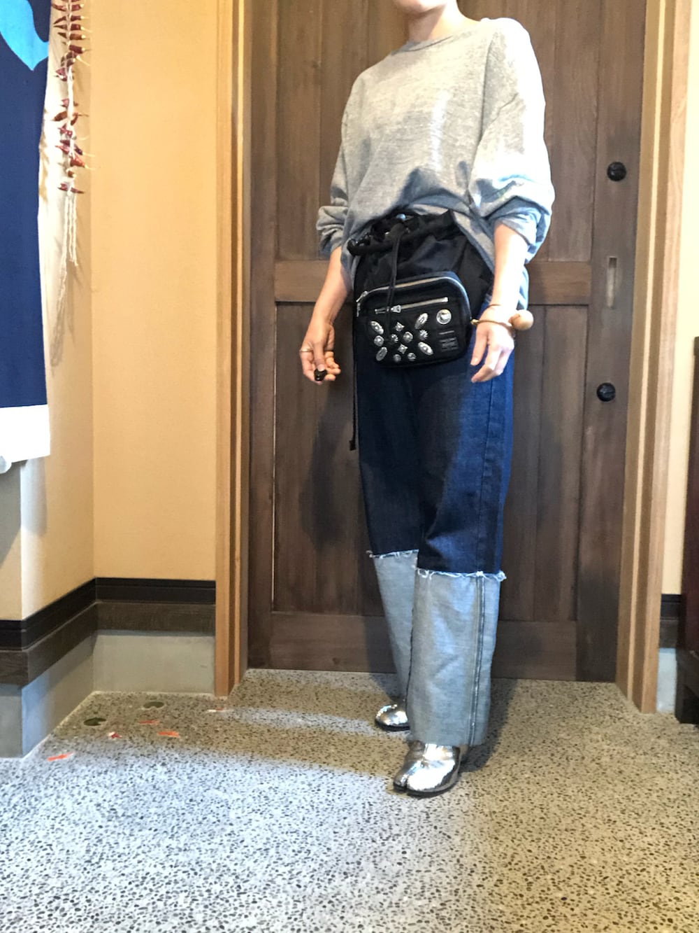 「最近のいい感じコーデ、マルジェラ、足袋ブーツ、足袋、大人カジュアル、ショルダーバッグ、ウエストバッグ、春服、今日のコーデ、ラフコーデ、グレー、40代ファッション、40代女性、休日スタイル、おしゃれさんと繋がりたい」｜「MECREのアイテム（デニムパンツ、ブルー系）」を使った、まつんさん（レディース・155cm）の春コーディネートの2枚目の写真