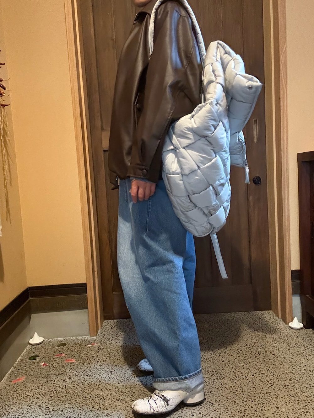 その他のニット/セーター、ブルー系のデニムパンツ、その他のバックパック/リュックを着用したレディースの冬コーディネートの3枚目の写真