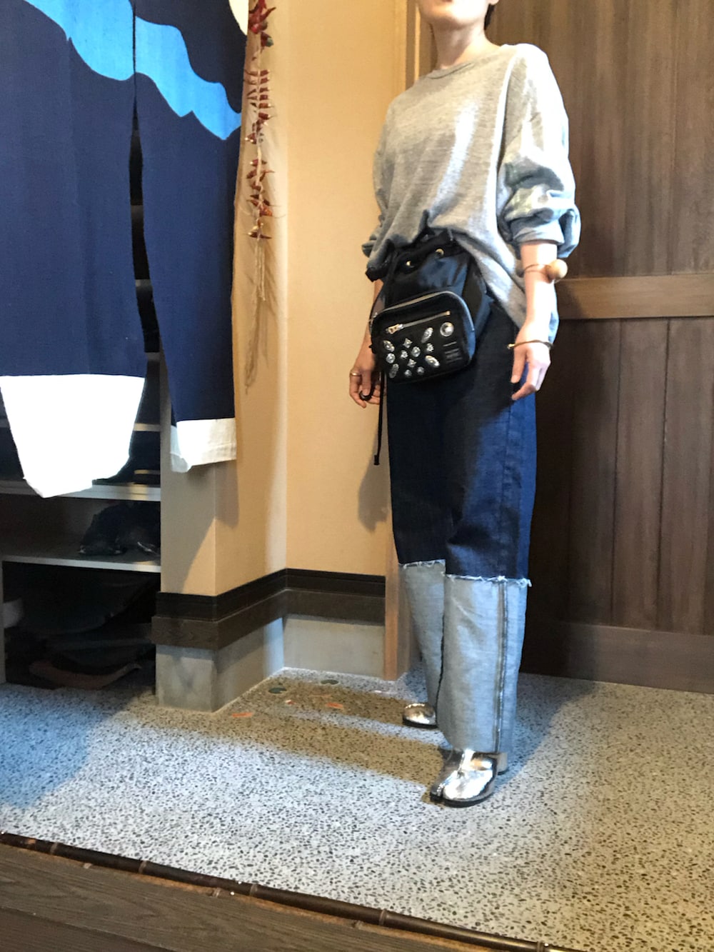 「最近のいい感じコーデ、マルジェラ、足袋ブーツ、足袋、大人カジュアル、ショルダーバッグ、ウエストバッグ、春服、今日のコーデ、ラフコーデ、グレー、40代ファッション、40代女性、休日スタイル、おしゃれさんと繋がりたい」｜「MECREのアイテム（デニムパンツ、ブルー系）」を使った、まつんさん（レディース・155cm）の春コーディネートの3枚目の写真
