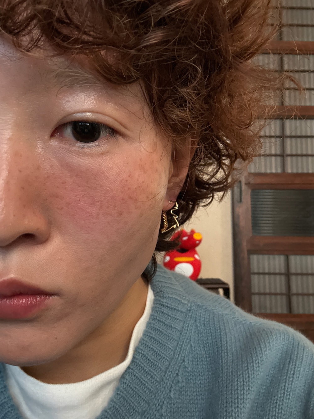 その他のニット/セーター、ブルー系のデニムパンツ、その他のバックパック/リュックを着用したレディースの冬コーディネートの2枚目の写真