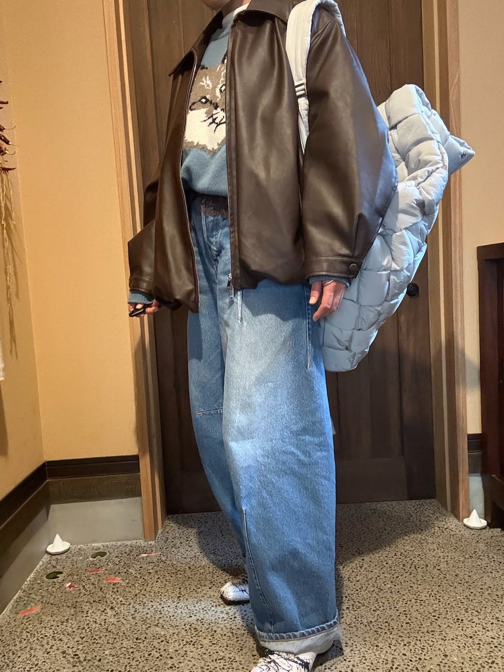 その他のニット/セーター、ブルー系のデニムパンツ、その他のバックパック/リュックを着用したレディースの冬コーディネートの4枚目の写真