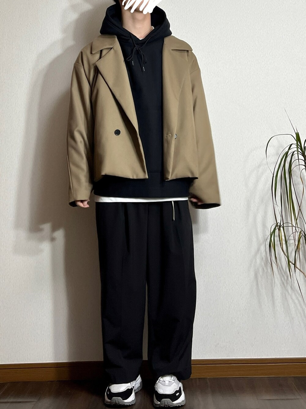 ブラック系のその他パンツ、ホワイト系のスニーカー、ブラウン系のブルゾンを着用したメンズの冬コーディネートの2枚目の写真