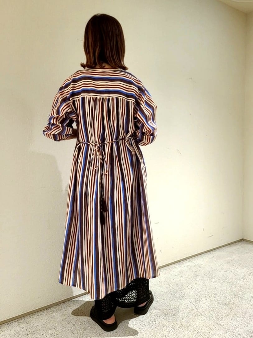 ブラウン系のワンピース、ブラック系のその他パンツ、ホワイト系のかごバッグを着用したレディースの夏コーディネートの3枚目の写真