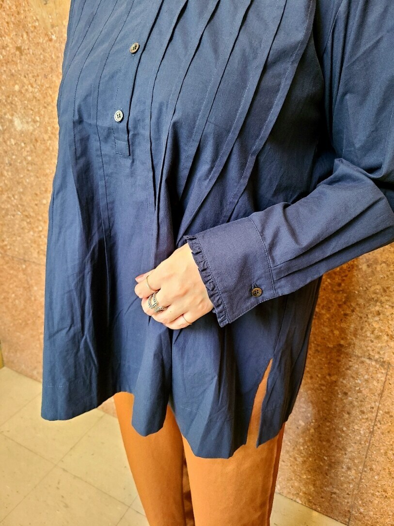 ブルー系のシャツ/ブラウス、イエロー系のその他パンツ、ブラック系のトートバッグを着用したレディースの秋コーディネートの3枚目の写真