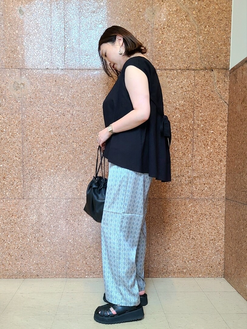 ブラック系のシャツ/ブラウス、ベージュ系のその他パンツ、ブラック系のショルダーバッグを着用したレディースの夏コーディネートの3枚目の写真