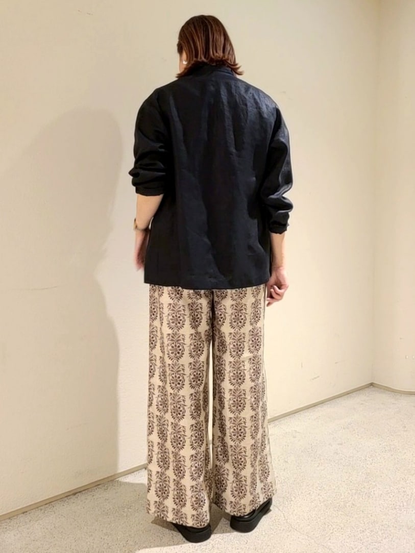 ブラック系のノーカラージャケット、グレー系のTシャツ/カットソー、ベージュ系のその他パンツを着用したレディースの夏コーディネートの4枚目の写真
