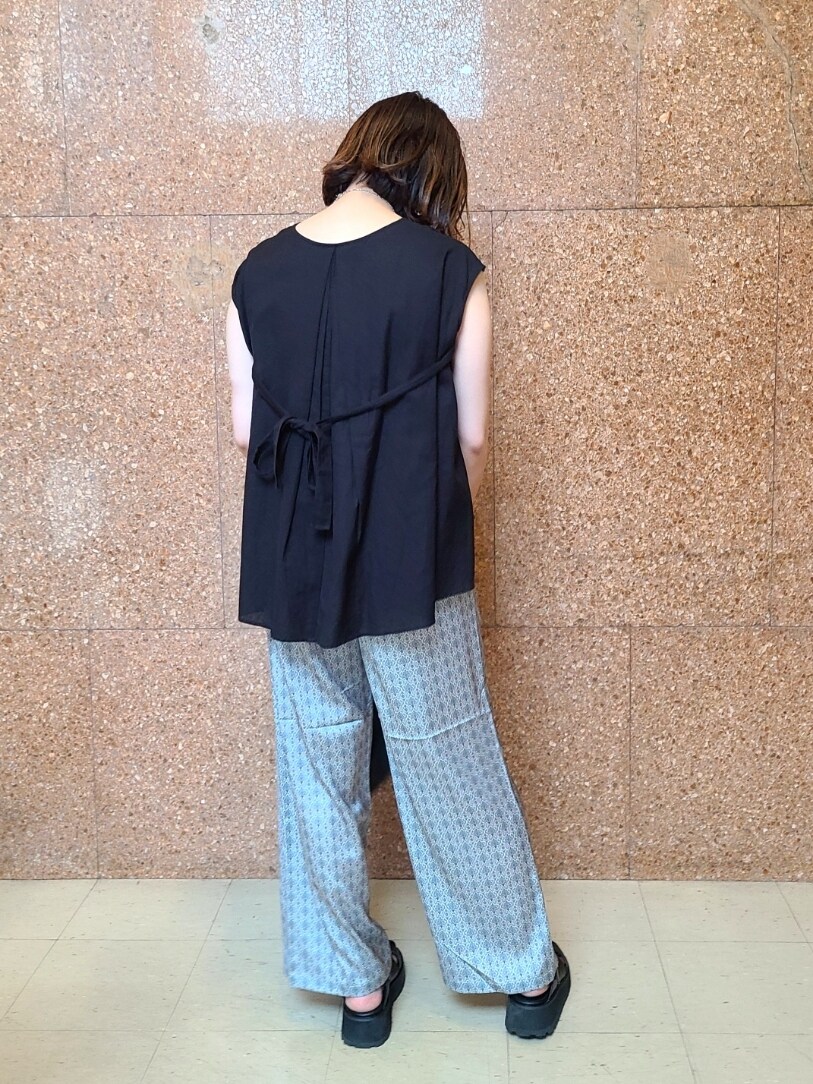 ブラック系のシャツ/ブラウス、ベージュ系のその他パンツ、ブラック系のショルダーバッグを着用したレディースの夏コーディネートの4枚目の写真