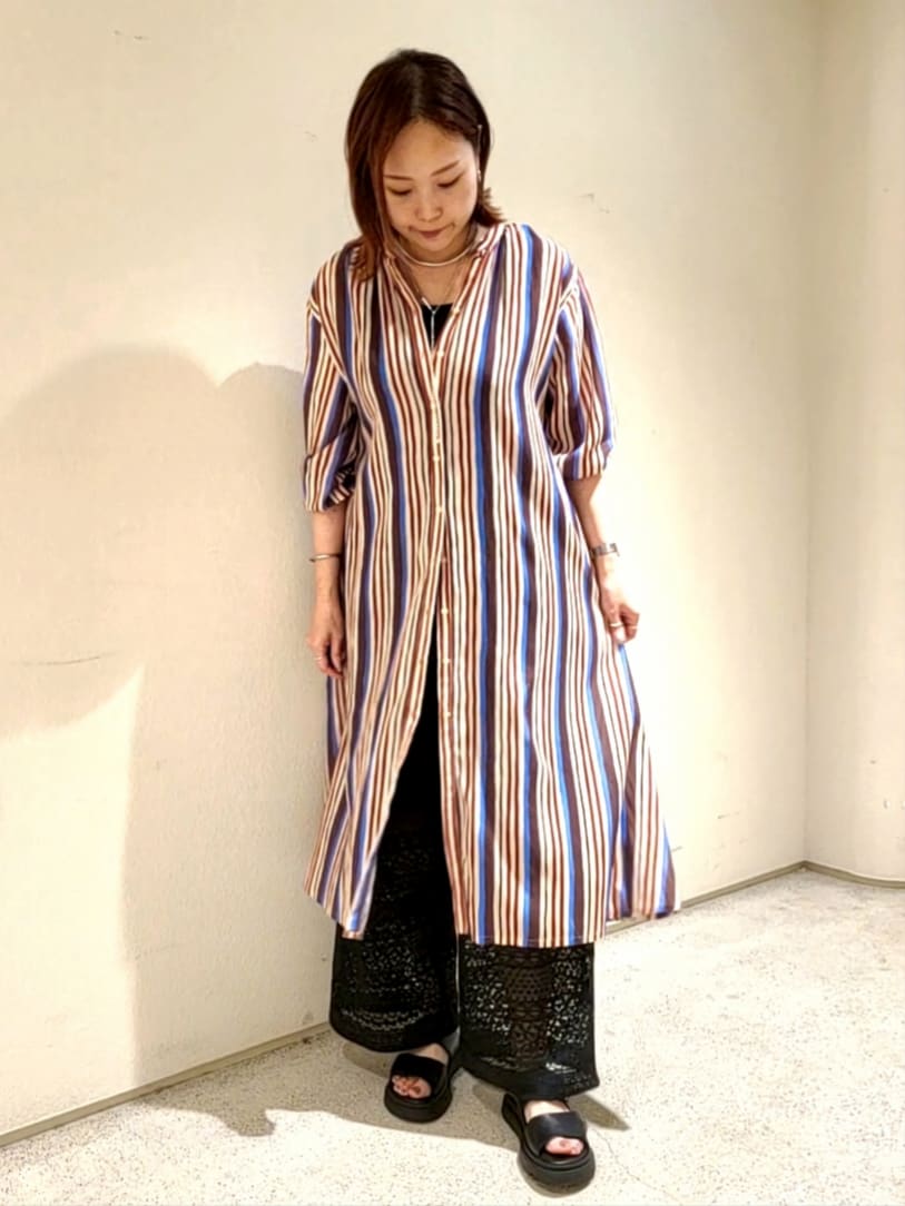 ブラウン系のワンピース、ブラック系のその他パンツ、ホワイト系のかごバッグを着用したレディースの夏コーディネートの2枚目の写真