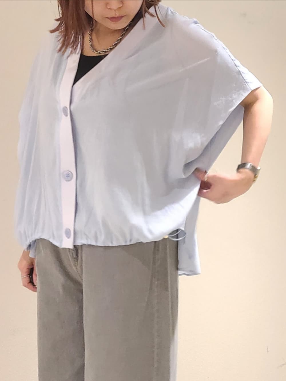 ブルー系のシャツ/ブラウス、グレー系のデニムパンツ、ブラック系のサンダルを着用したレディースの夏コーディネートの2枚目の写真
