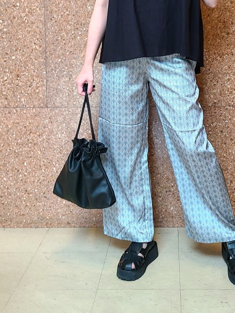 ブラック系のシャツ/ブラウス、ベージュ系のその他パンツ、ブラック系のショルダーバッグを着用したレディースの夏コーディネートの5枚目の写真