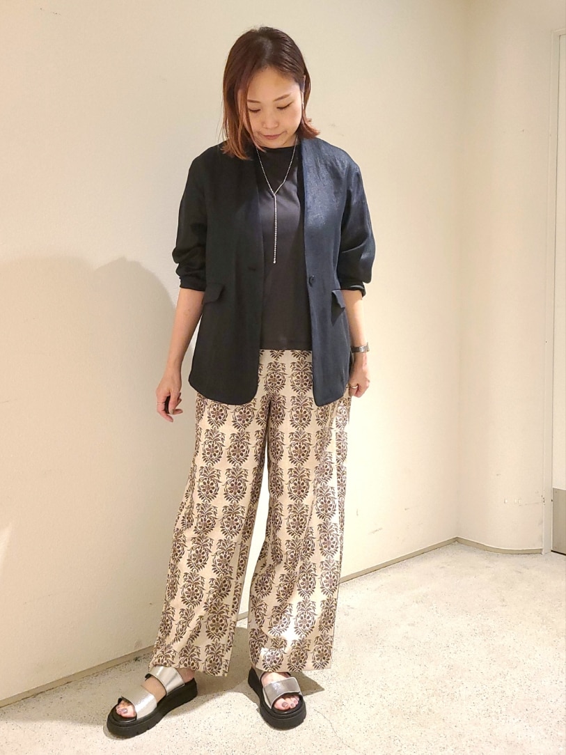 ブラック系のノーカラージャケット、グレー系のTシャツ/カットソー、ベージュ系のその他パンツを着用したレディースの夏コーディネートの2枚目の写真