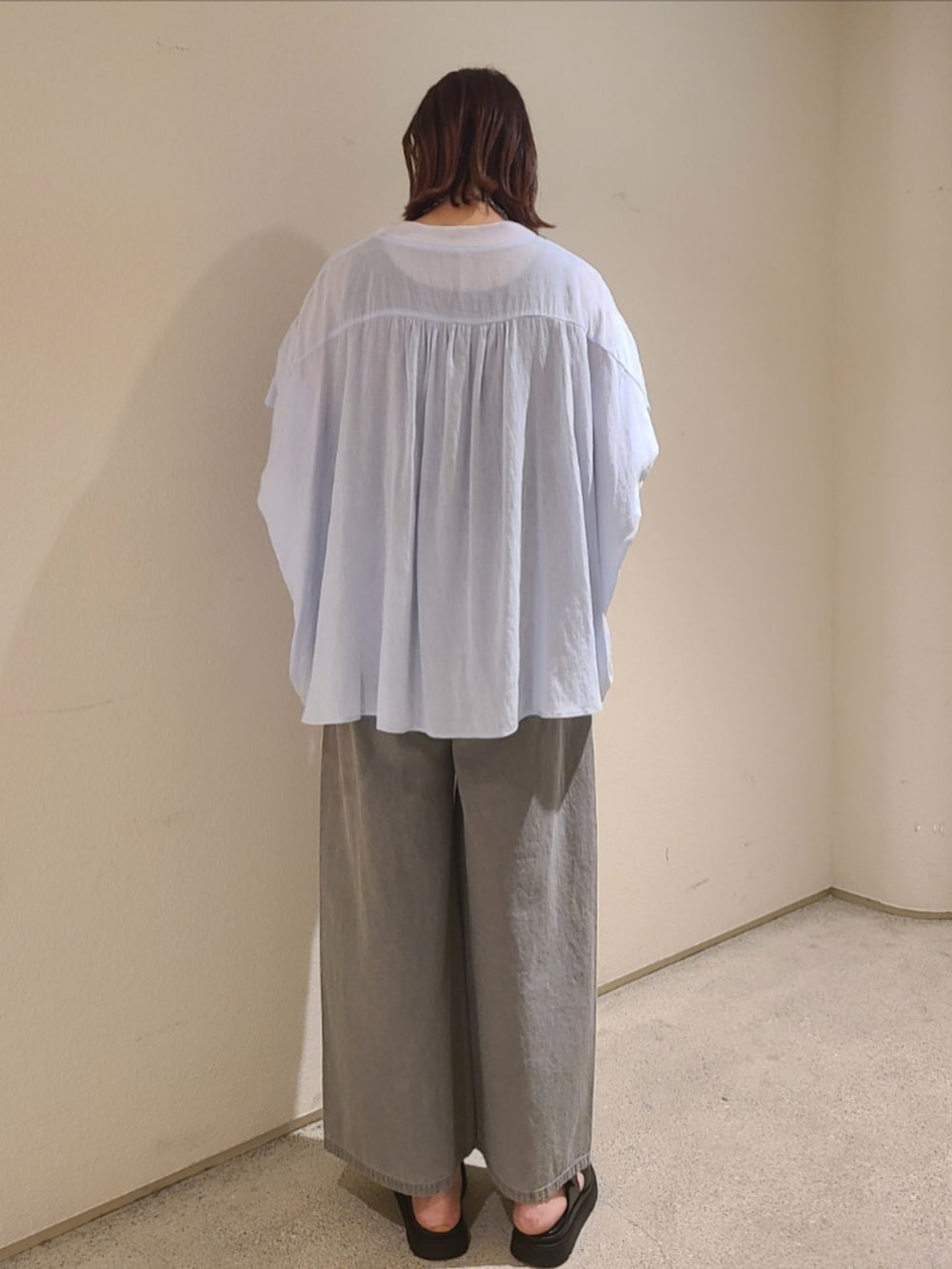 ブルー系のシャツ/ブラウス、グレー系のデニムパンツ、ブラック系のサンダルを着用したレディースの夏コーディネートの3枚目の写真