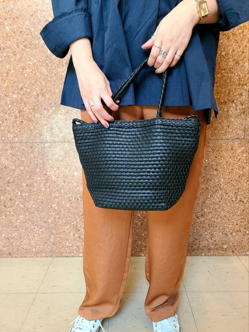 ブルー系のシャツ/ブラウス、イエロー系のその他パンツ、ブラック系のトートバッグを着用したレディースの秋コーディネートの4枚目の写真