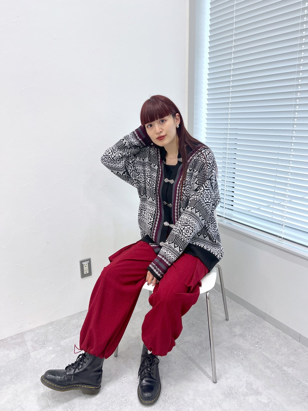 「チロルカーディガン、JEANASIS、JEANASISコーデ、ジーナシス」｜「JEANASISのハイウエストフラップポケットパンツ/187913（カーゴパンツ、レッド系）」を使った、JEANASIS  STAFFさん（レディース・157cm）の春コーディネートの2枚目の写真