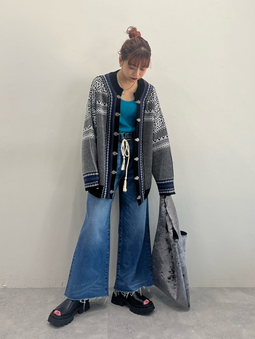 「チロルカーディガン、JEANASISコーデ、JEANASIS、ジーナシス」｜「JEANASISのチロルカーディガン/169183（カーディガン/ボレロ、グレー系）」を使った、JEANASIS  STAFFさん（レディース・160cm）の春コーディネートの2枚目の写真