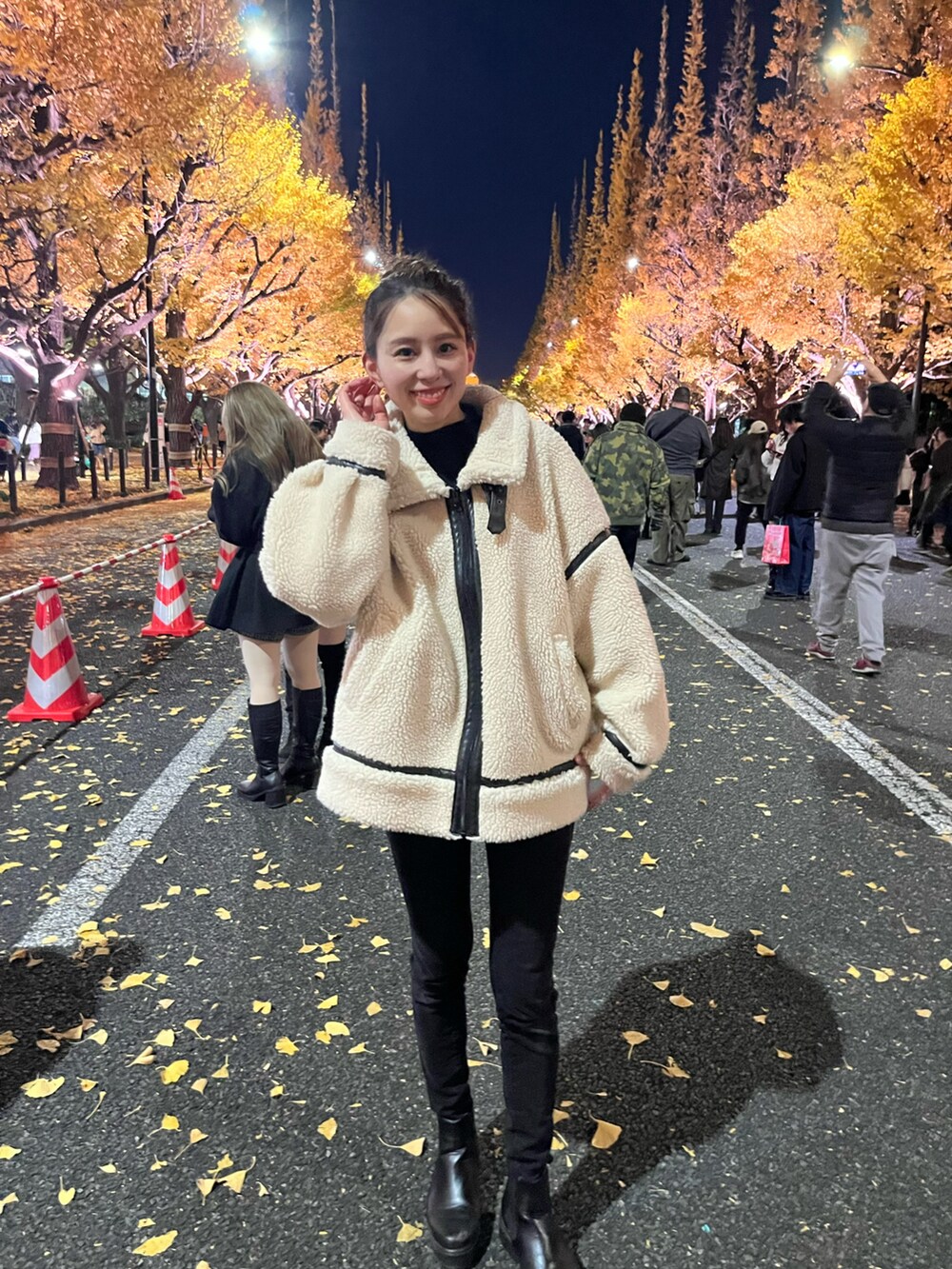 ベージュ系のムートンコートを着用したレディースの春コーディネートの2枚目の写真