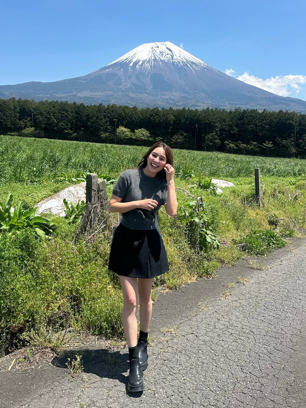 ブラック系のブーツを着用したレディースの春コーディネートの2枚目の写真