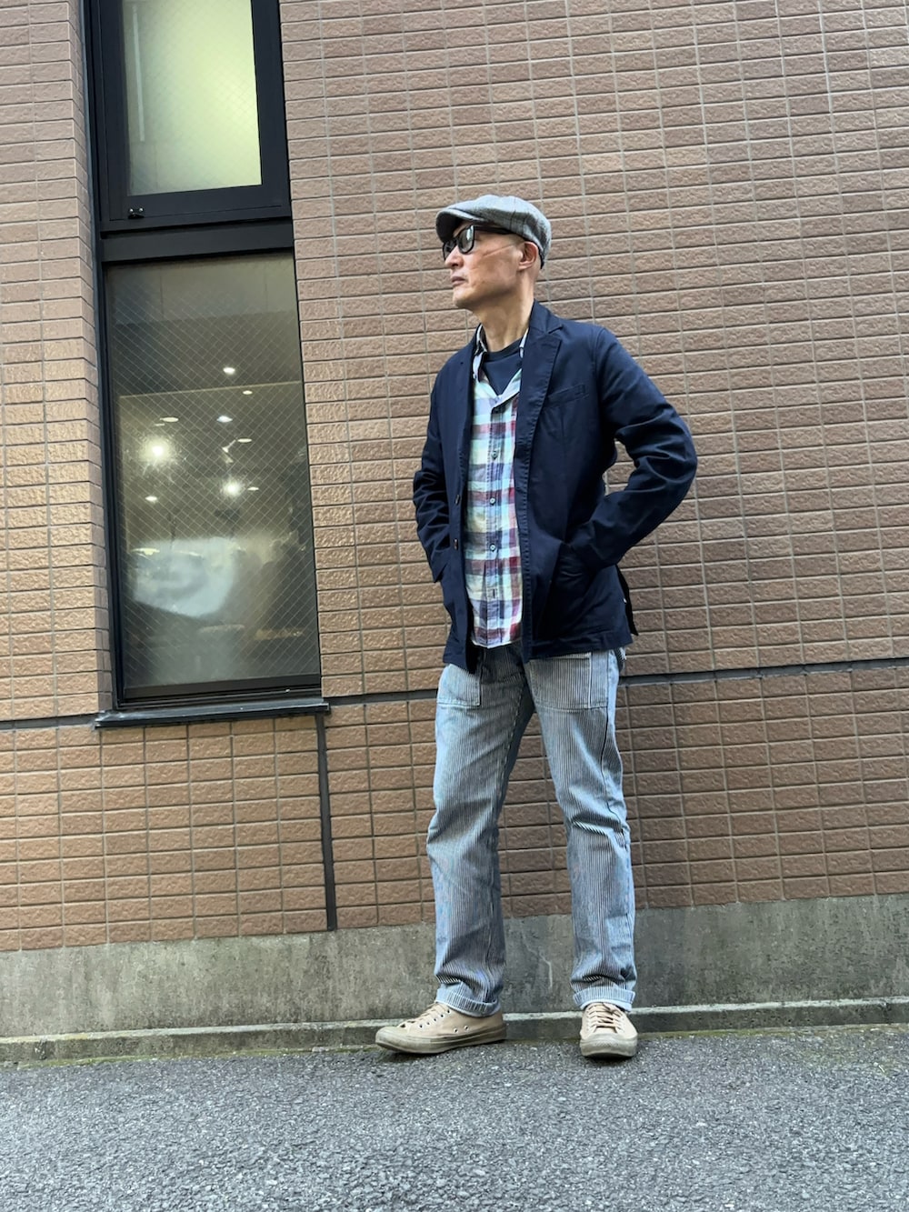 その他のその他パンツ、ブルー系のテーラードジャケット、その他のシャツ/ブラウスを着用したメンズの春コーディネートの2枚目の写真