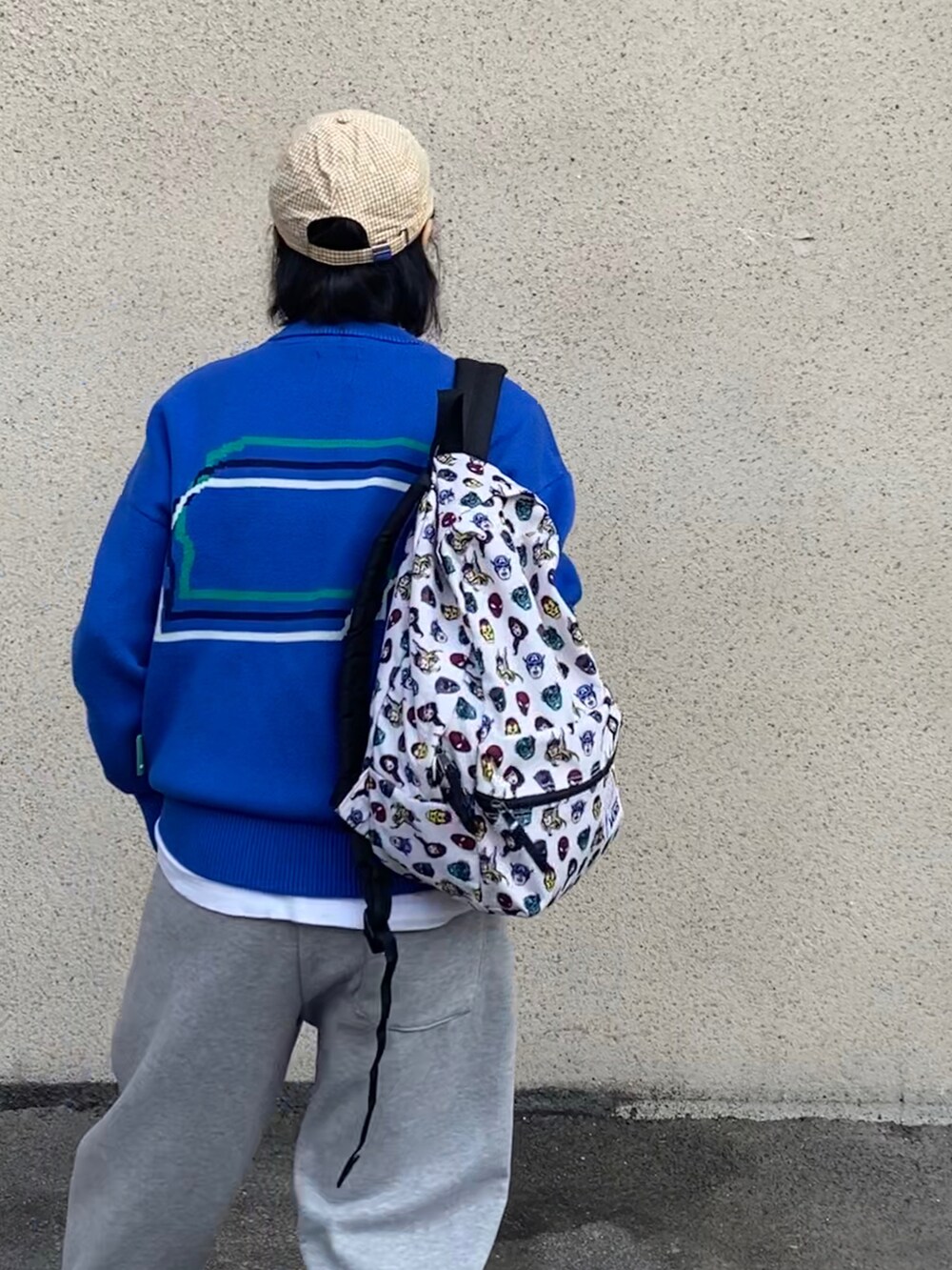 イエロー系の帽子を着用したレディースの冬コーディネートの2枚目の写真