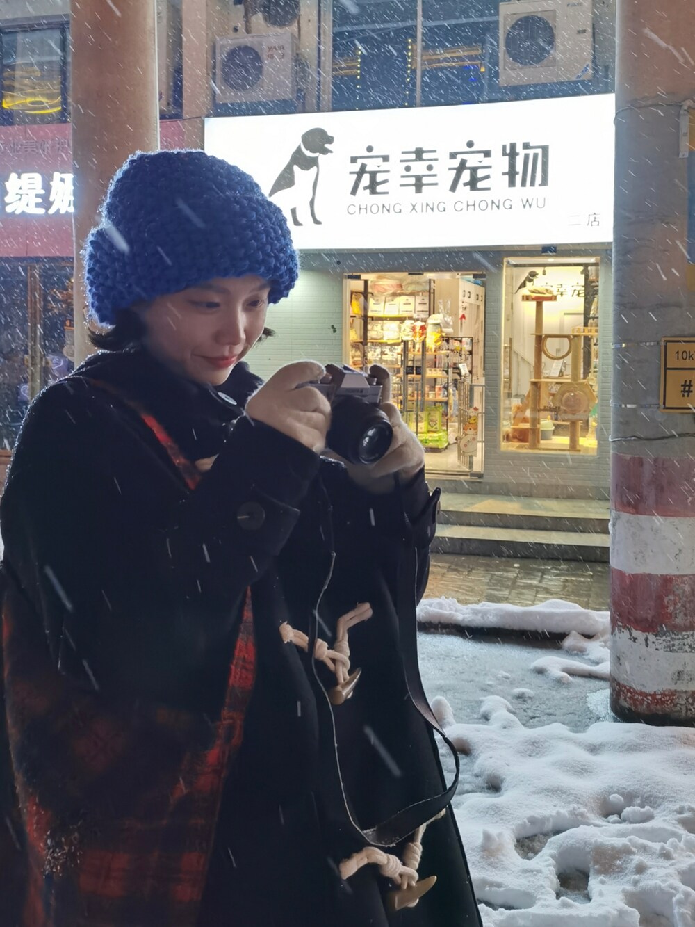 ブラック系のジャケット/アウターを着用したレディースの冬コーディネートの3枚目の写真