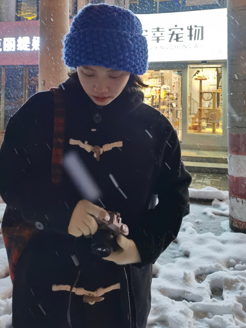 ブラック系のジャケット/アウターを着用したレディースの冬コーディネートの2枚目の写真