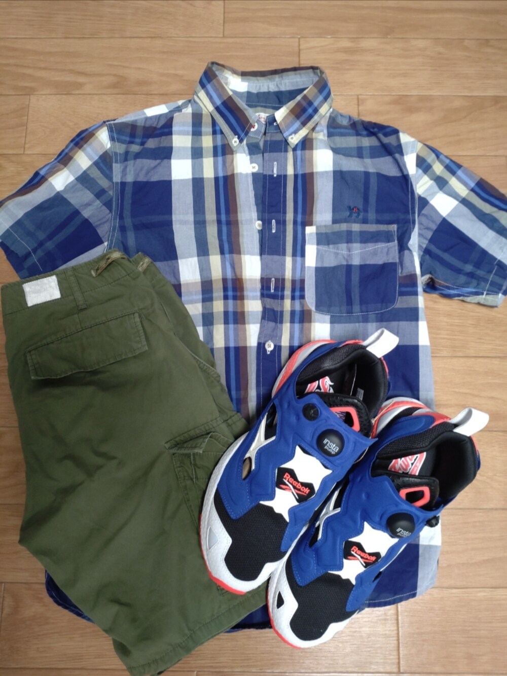 ブルー系のスニーカー、ブルー系のシャツ/ブラウス、グリーン系のカーゴパンツを着用したメンズの夏コーディネートの2枚目の写真