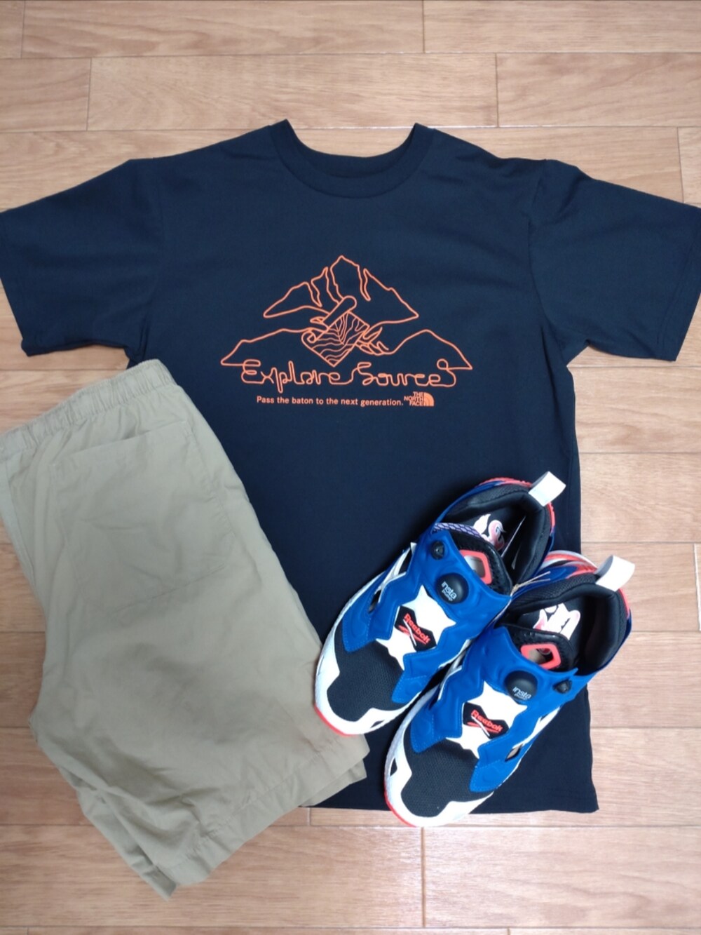ブルー系のスニーカー、ブラック系のTシャツ/カットソーを着用したメンズの夏コーディネートの2枚目の写真