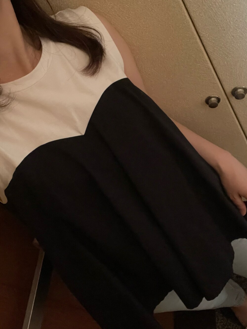 その他のTシャツ/カットソー、ホワイト系のカーディガン/ボレロ、ブルー系のデニムパンツを着用したレディースの春コーディネートの2枚目の写真