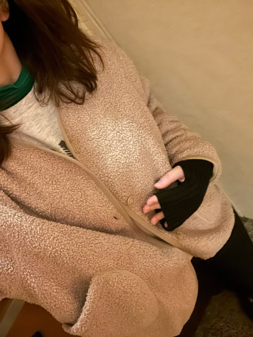 グリーン系のTシャツ/カットソー、ベージュ系のノーカラージャケット、ブラック系のアームカバーを着用したレディースの冬コーディネートの2枚目の写真