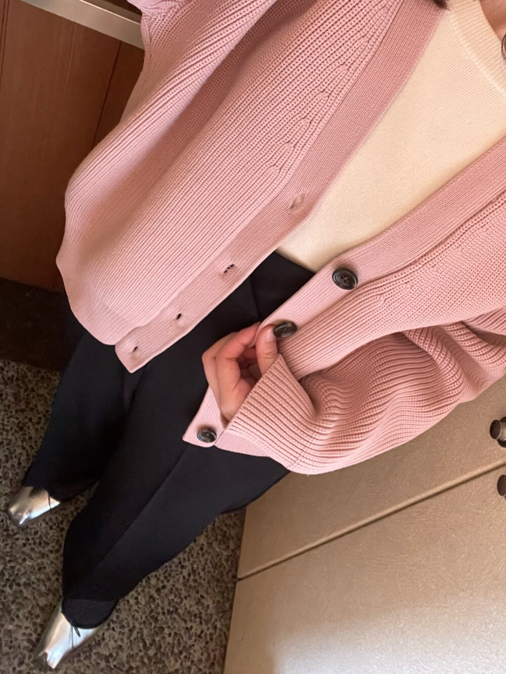 ブラック系のサロペット/オーバーオール、ホワイト系のニット/セーター、ピンク系のカーディガン/ボレロを着用したレディースの春コーディネートの2枚目の写真