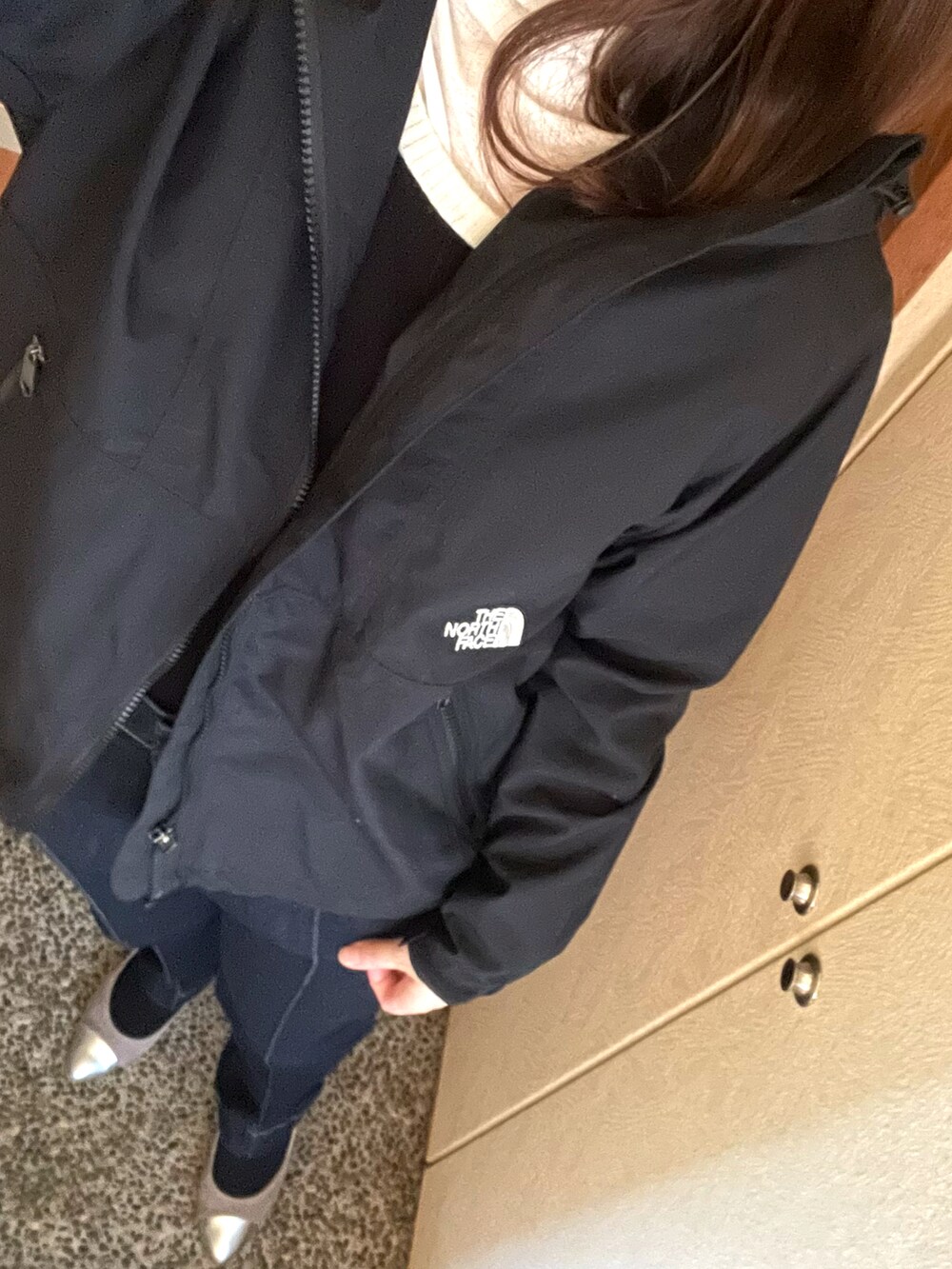 ホワイト系のTシャツ/カットソー、ブルー系のデニムパンツ、ブラック系のブルゾンを着用したレディースの春コーディネートの2枚目の写真